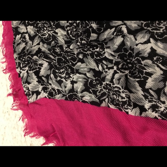 A pink and Black scarf - Picture 4 of 4